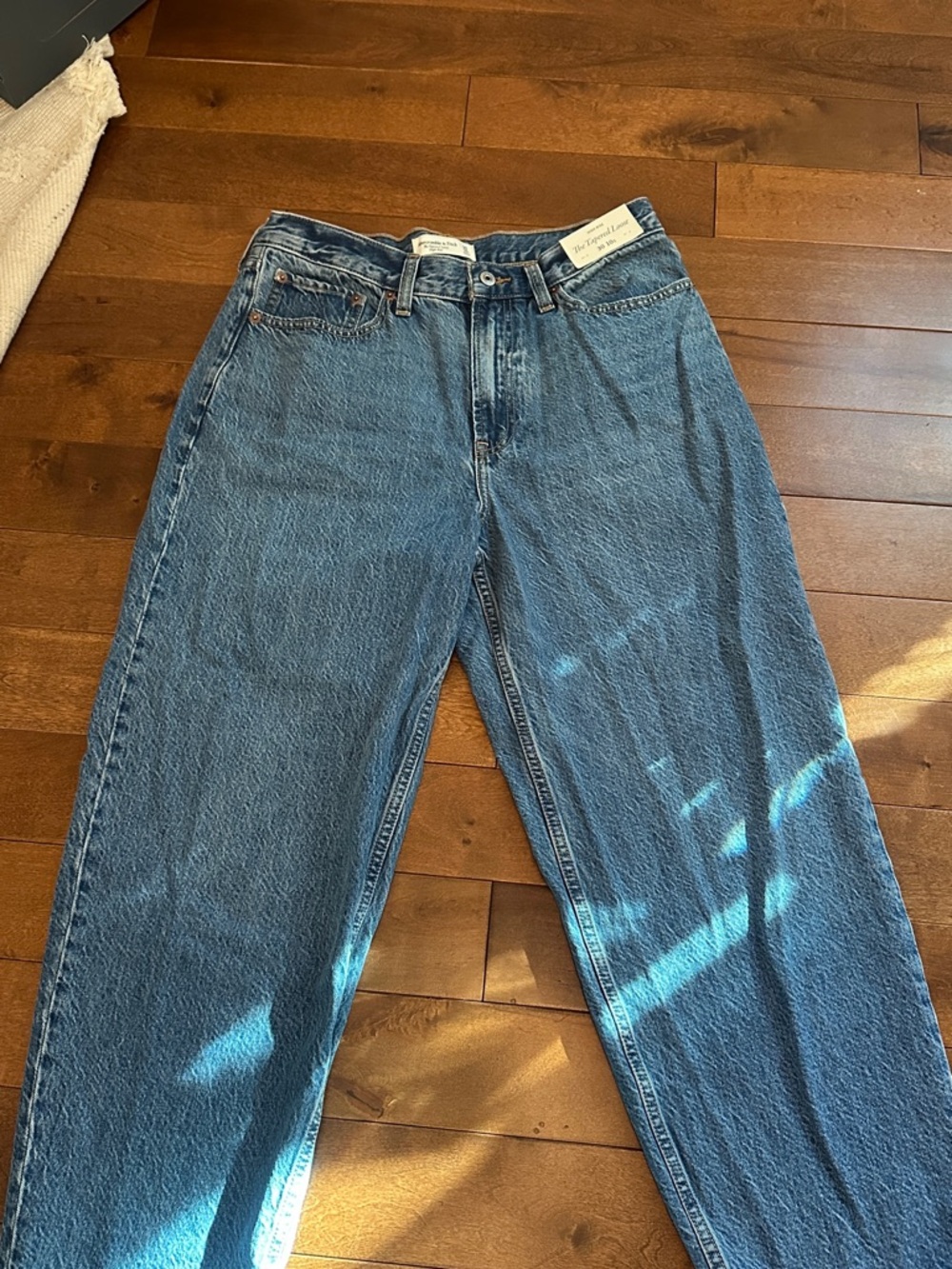 Brand new Abercrombie & Fitch Medium Blue High-Rise Tapered loose Jeans